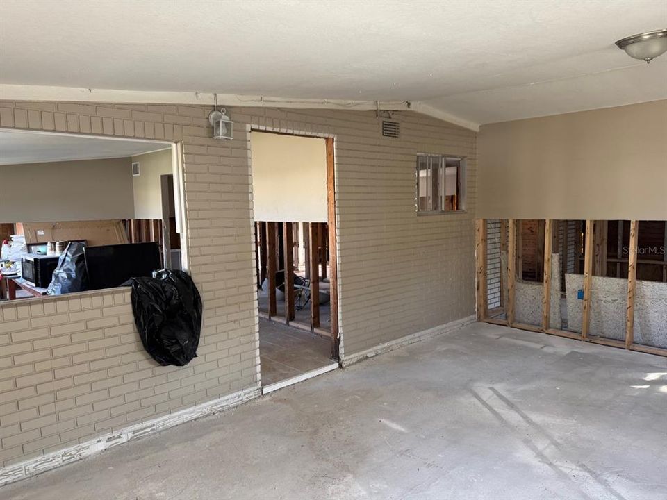 For Sale: $179,900 (3 beds, 1 baths, 816 Square Feet)