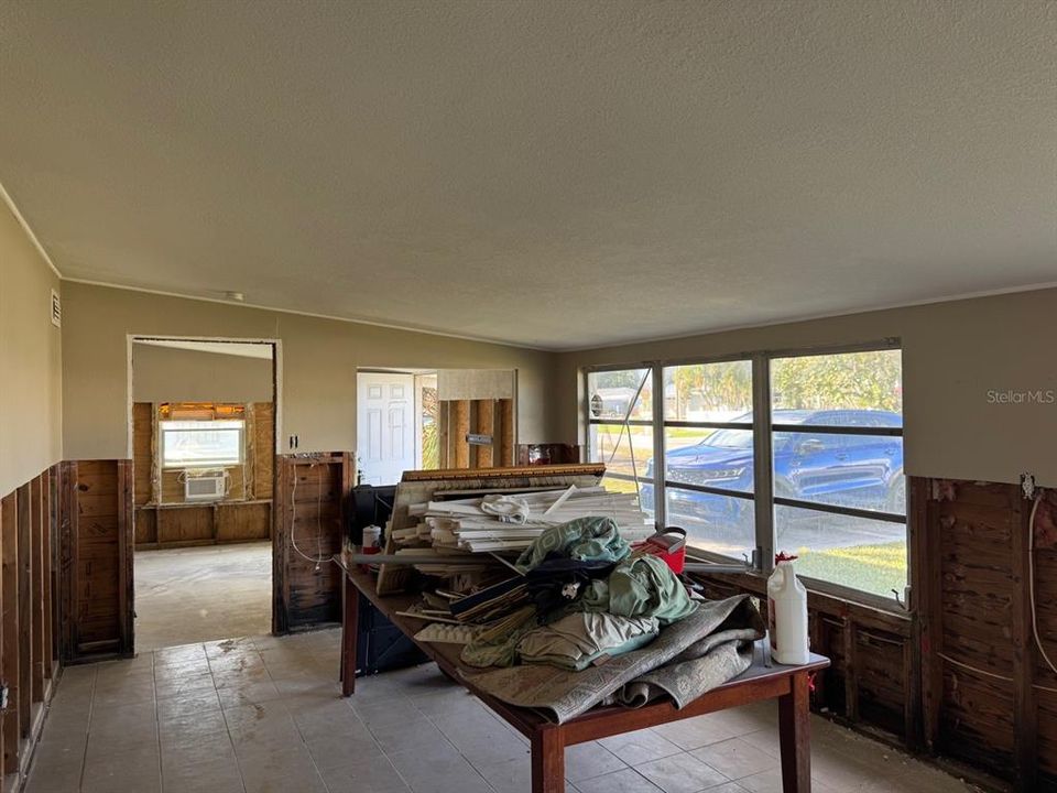 For Sale: $179,900 (3 beds, 1 baths, 816 Square Feet)