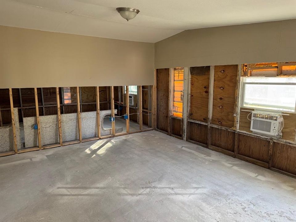 For Sale: $179,900 (3 beds, 1 baths, 816 Square Feet)