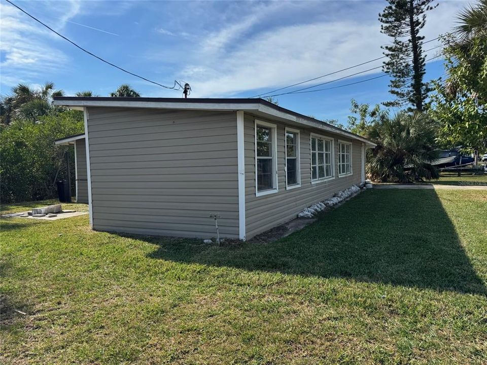 For Sale: $179,900 (3 beds, 1 baths, 816 Square Feet)