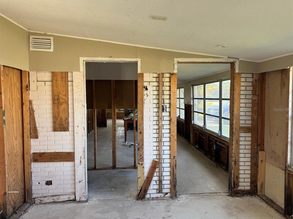 For Sale: $179,900 (3 beds, 1 baths, 816 Square Feet)