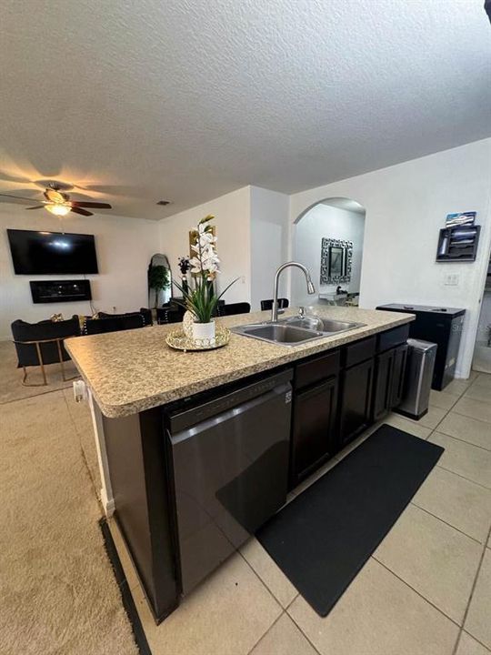 На продажу: $335,000 (3 спален, 2 ванн, 1706 Квадратных фут)