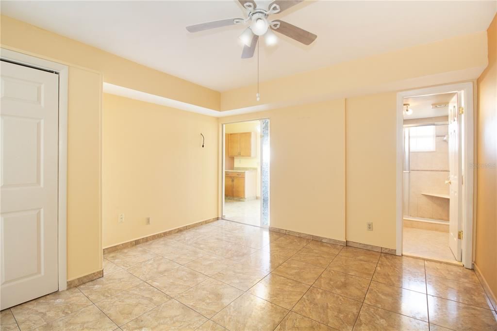 待售: $125,000 (2 贝兹, 2 浴室, 1104 平方英尺)