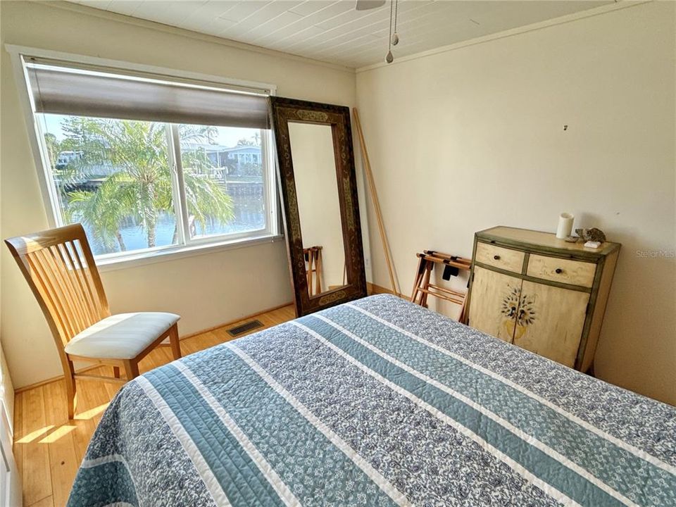 For Sale: $250,000 (2 beds, 1 baths, 872 Square Feet)