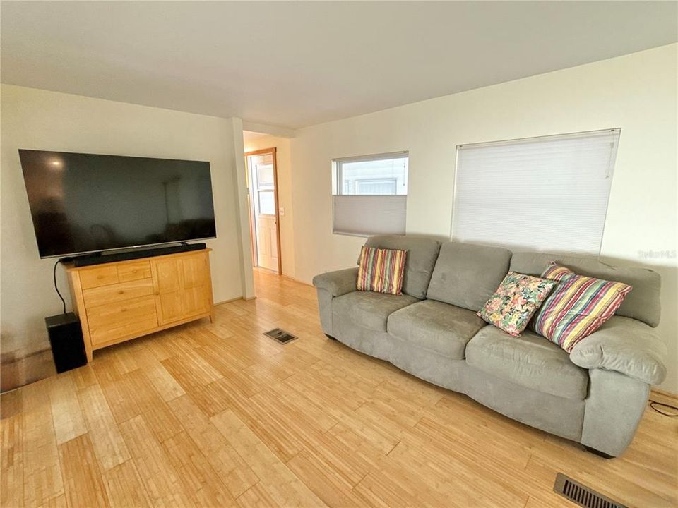 For Sale: $250,000 (2 beds, 1 baths, 872 Square Feet)