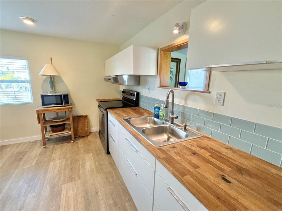 For Sale: $250,000 (2 beds, 1 baths, 872 Square Feet)