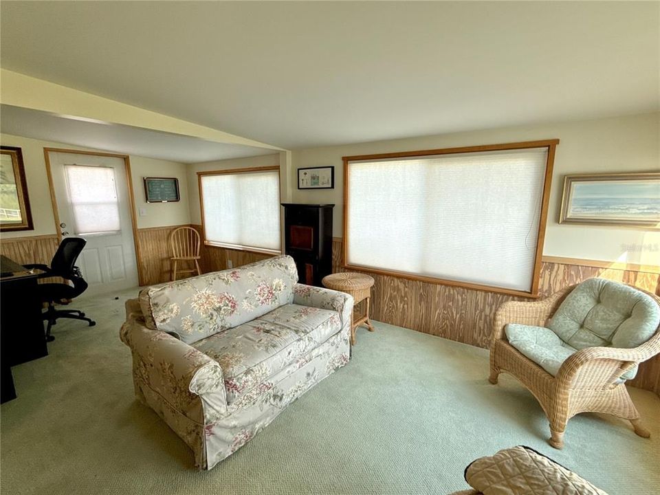 For Sale: $250,000 (2 beds, 1 baths, 872 Square Feet)