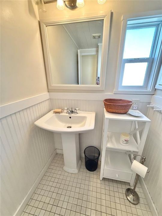 For Sale: $250,000 (2 beds, 1 baths, 872 Square Feet)