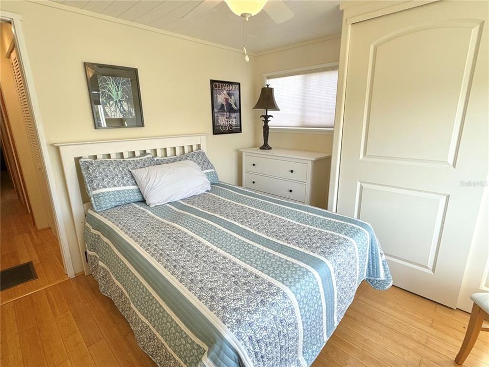 For Sale: $250,000 (2 beds, 1 baths, 872 Square Feet)