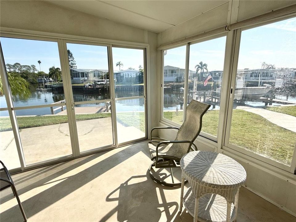 For Sale: $250,000 (2 beds, 1 baths, 872 Square Feet)