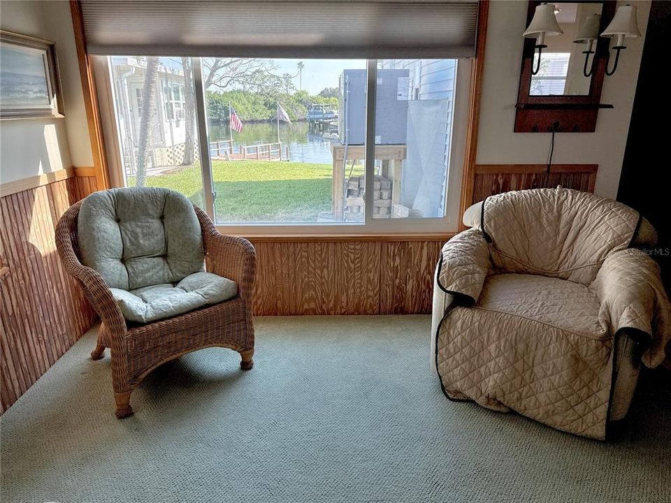 For Sale: $250,000 (2 beds, 1 baths, 872 Square Feet)