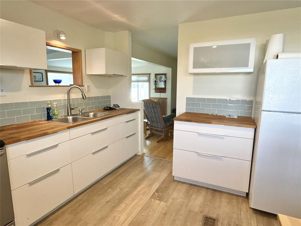 For Sale: $250,000 (2 beds, 1 baths, 872 Square Feet)