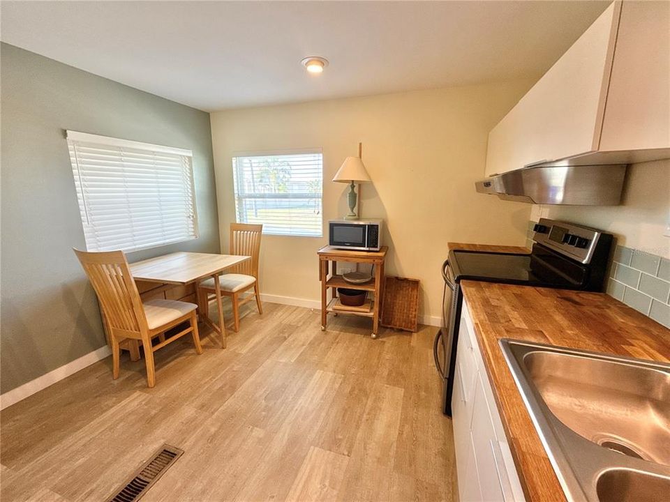 For Sale: $250,000 (2 beds, 1 baths, 872 Square Feet)