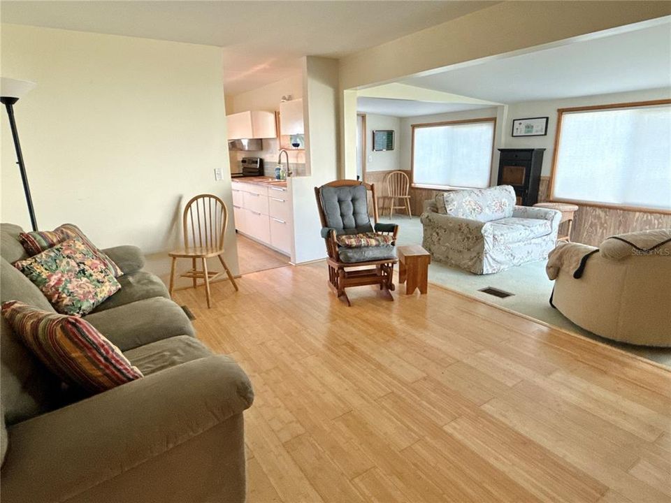 For Sale: $250,000 (2 beds, 1 baths, 872 Square Feet)