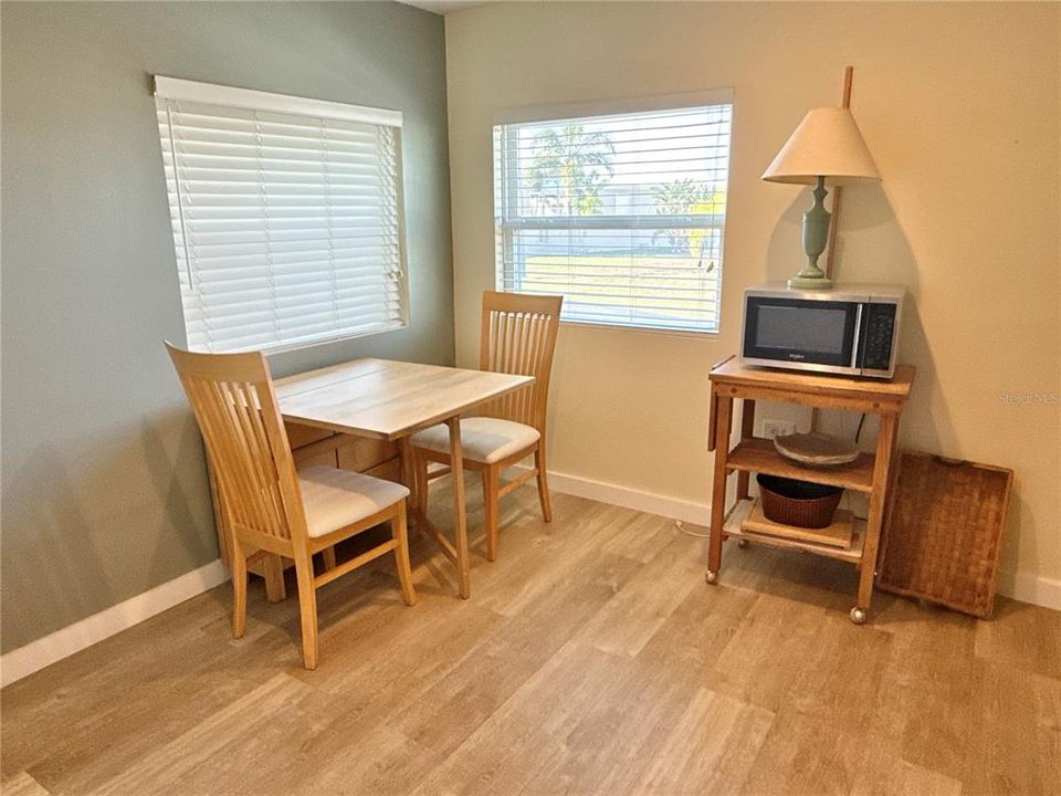 For Sale: $250,000 (2 beds, 1 baths, 872 Square Feet)