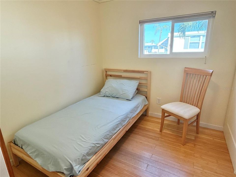 For Sale: $250,000 (2 beds, 1 baths, 872 Square Feet)