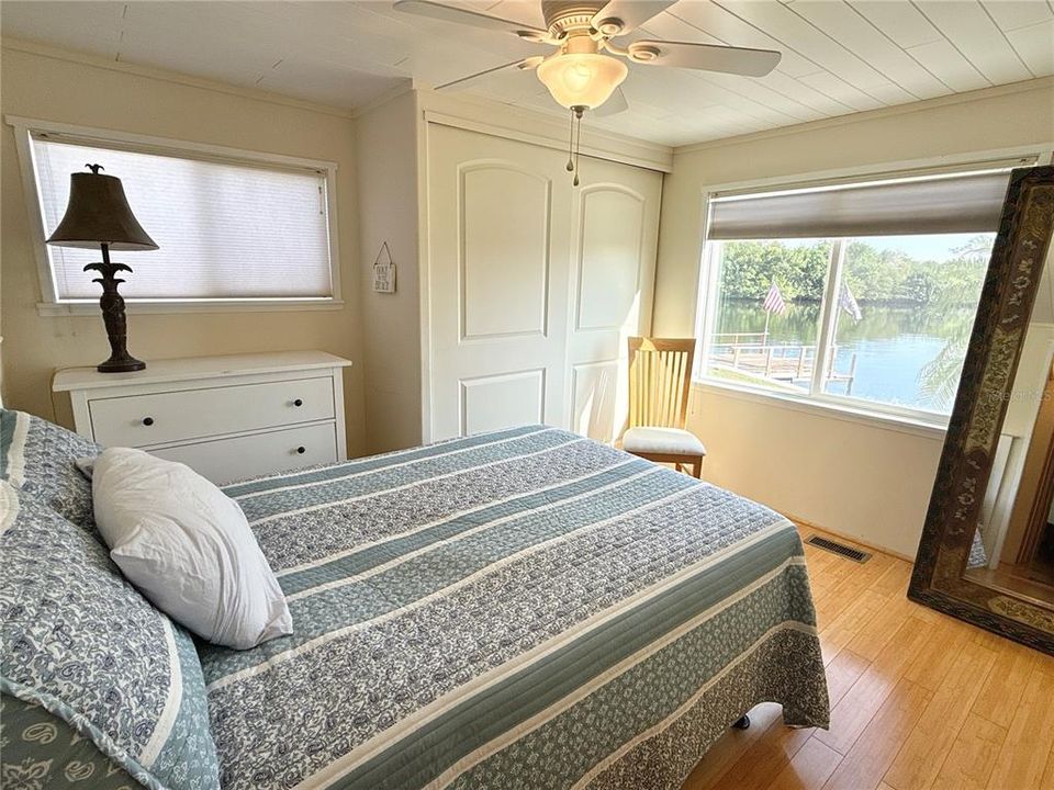 For Sale: $250,000 (2 beds, 1 baths, 872 Square Feet)