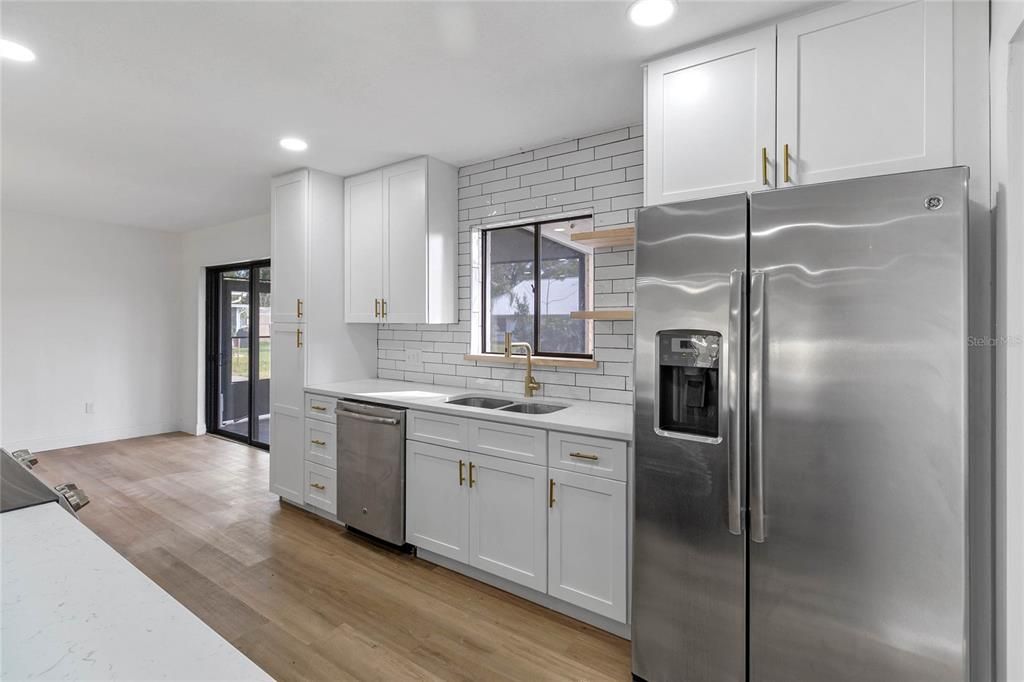 На продажу: $300,000 (4 спален, 2 ванн, 1668 Квадратных фут)