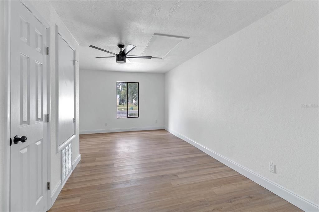 На продажу: $300,000 (4 спален, 2 ванн, 1668 Квадратных фут)