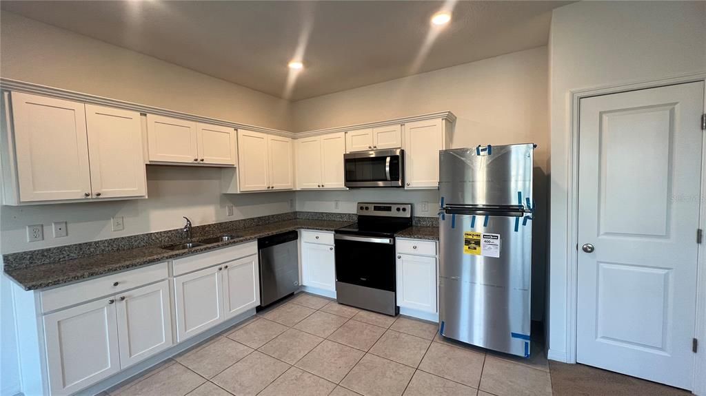 For Rent: $1,900 (3 beds, 2 baths, 1404 Square Feet)