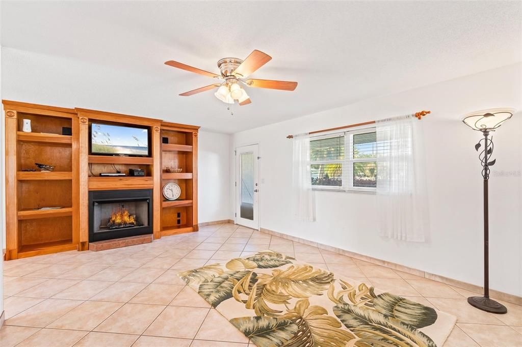 待售: $349,000 (3 贝兹, 2 浴室, 1217 平方英尺)