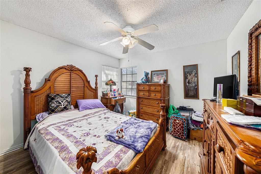 For Sale: $375,000 (3 beds, 2 baths, 1600 Square Feet)