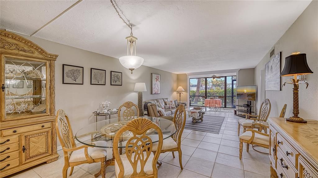 出租: $6,900 (2 贝兹, 2 浴室, 1182 平方英尺)