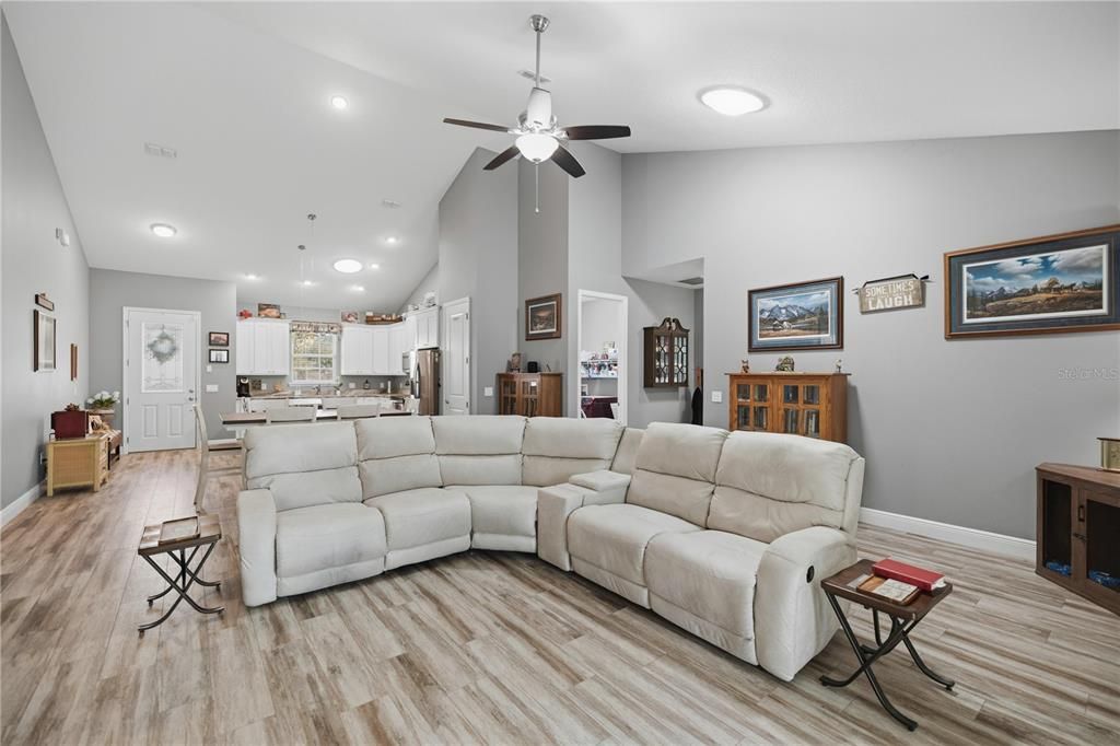 En Venta: $440,000 (3 camas, 2 baños, 1922 Pies cuadrados)