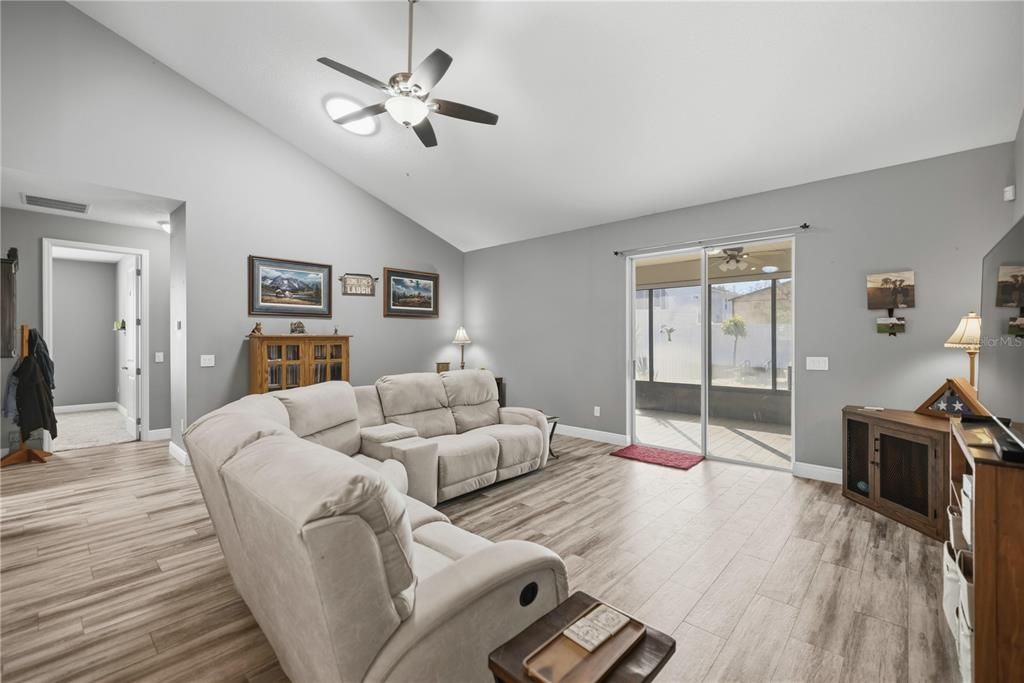 En Venta: $440,000 (3 camas, 2 baños, 1922 Pies cuadrados)