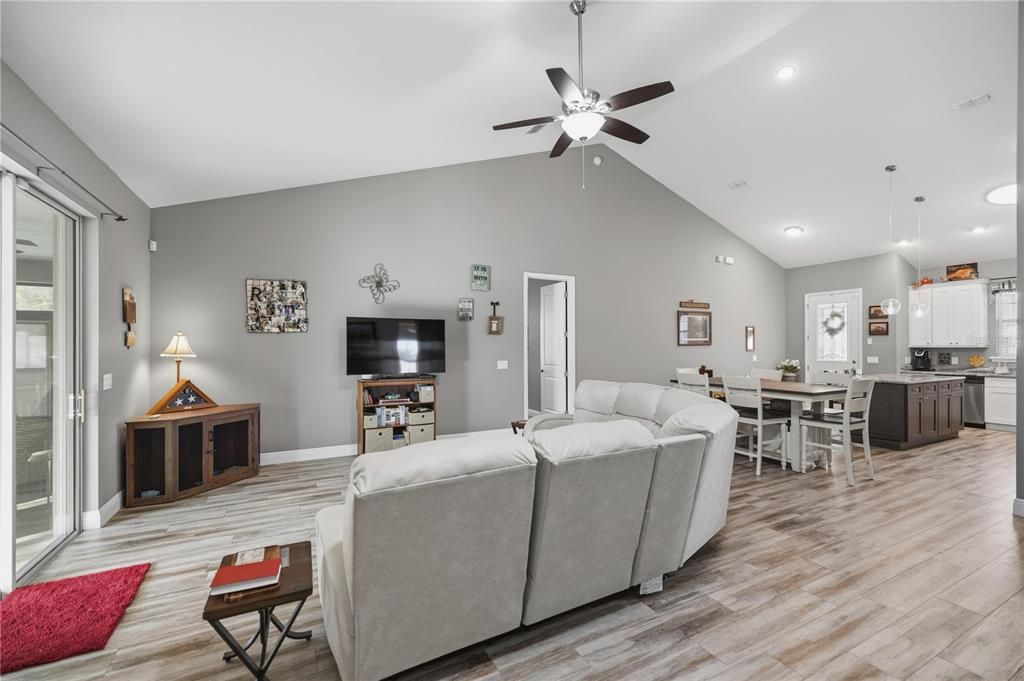 En Venta: $440,000 (3 camas, 2 baños, 1922 Pies cuadrados)