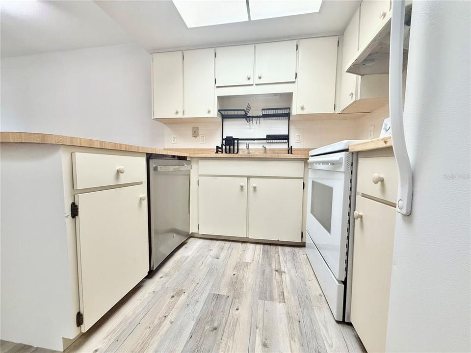 待售: $209,000 (2 贝兹, 2 浴室, 918 平方英尺)