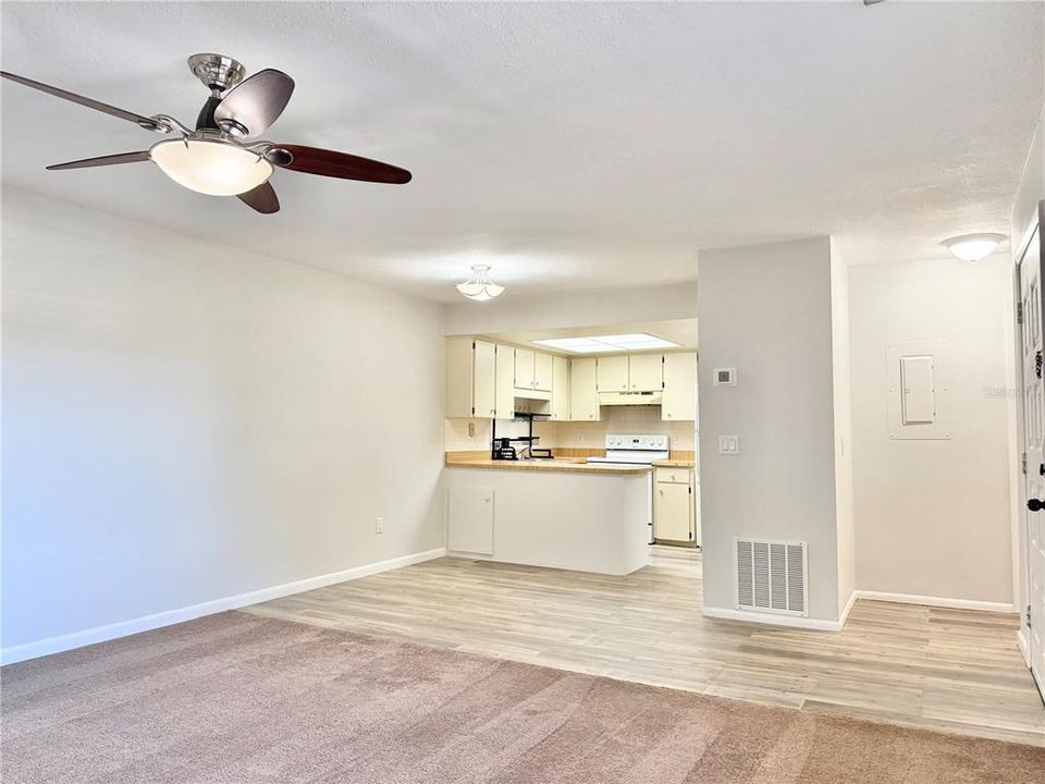 待售: $209,000 (2 贝兹, 2 浴室, 918 平方英尺)