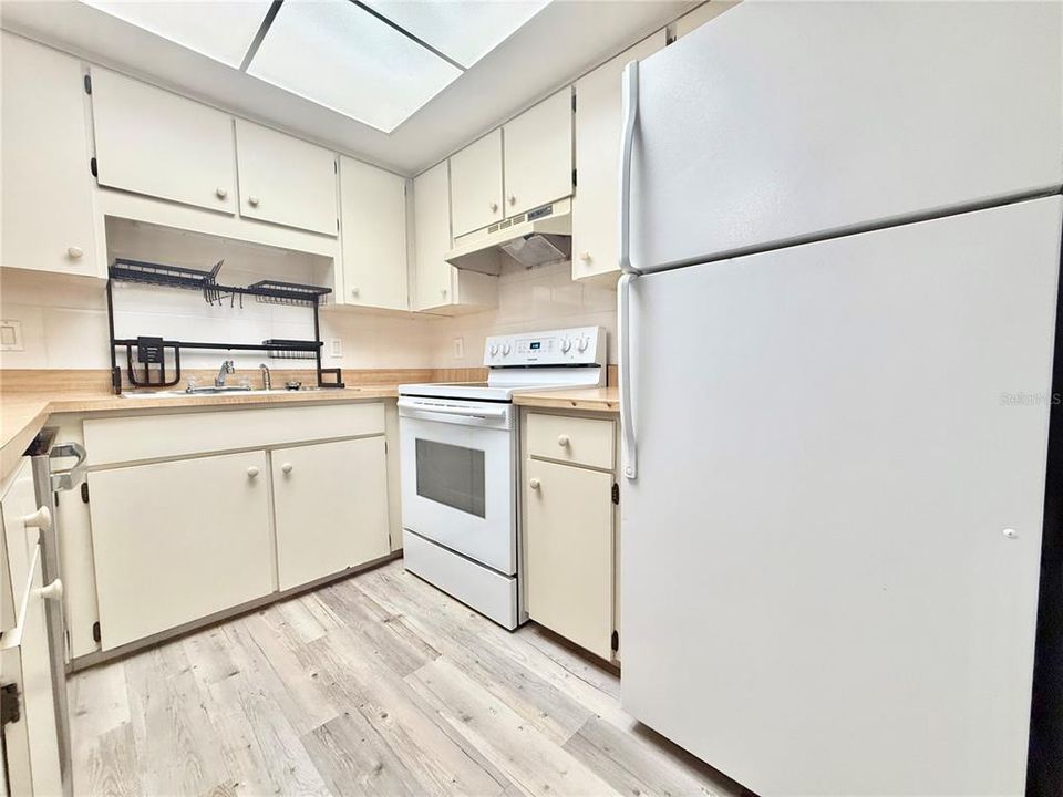 待售: $209,000 (2 贝兹, 2 浴室, 918 平方英尺)