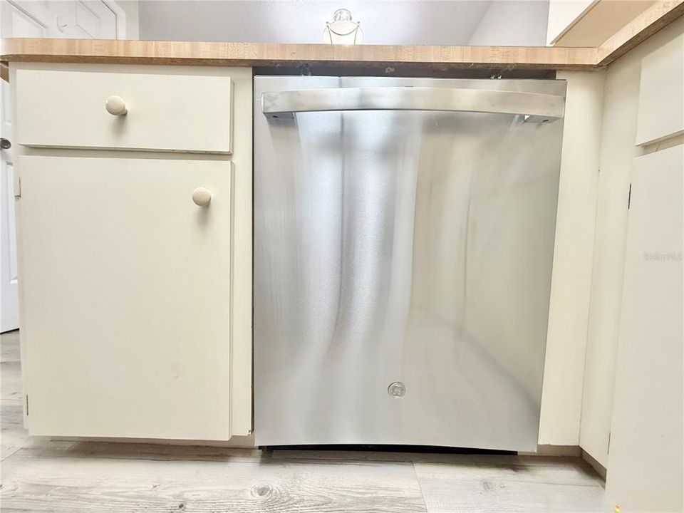 待售: $209,000 (2 贝兹, 2 浴室, 918 平方英尺)