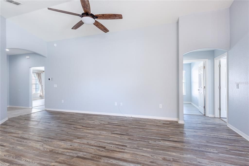 待售: $330,000 (4 贝兹, 2 浴室, 1779 平方英尺)