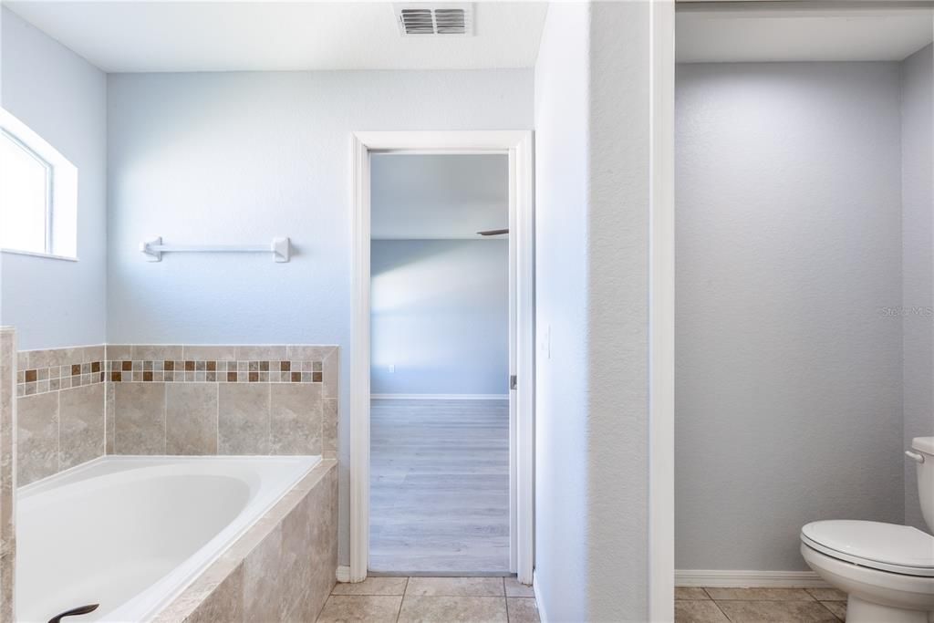 待售: $330,000 (4 贝兹, 2 浴室, 1779 平方英尺)