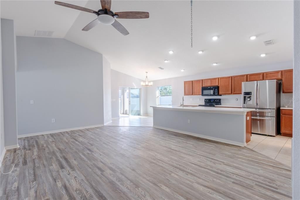 待售: $330,000 (4 贝兹, 2 浴室, 1779 平方英尺)