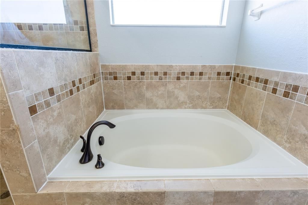 待售: $330,000 (4 贝兹, 2 浴室, 1779 平方英尺)