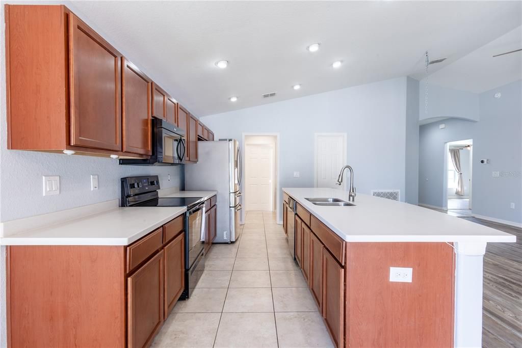 待售: $330,000 (4 贝兹, 2 浴室, 1779 平方英尺)