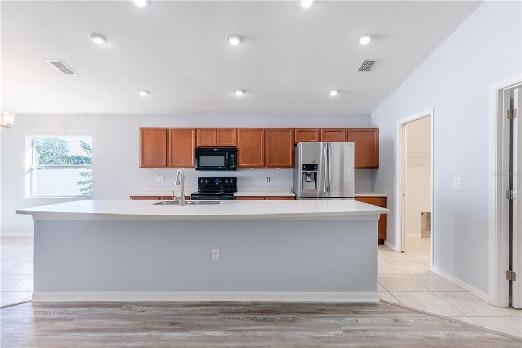 待售: $330,000 (4 贝兹, 2 浴室, 1779 平方英尺)