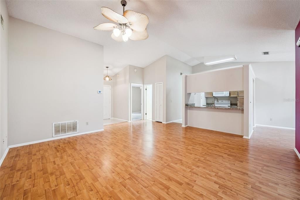 En Venta: $350,000 (2 camas, 2 baños, 1091 Pies cuadrados)