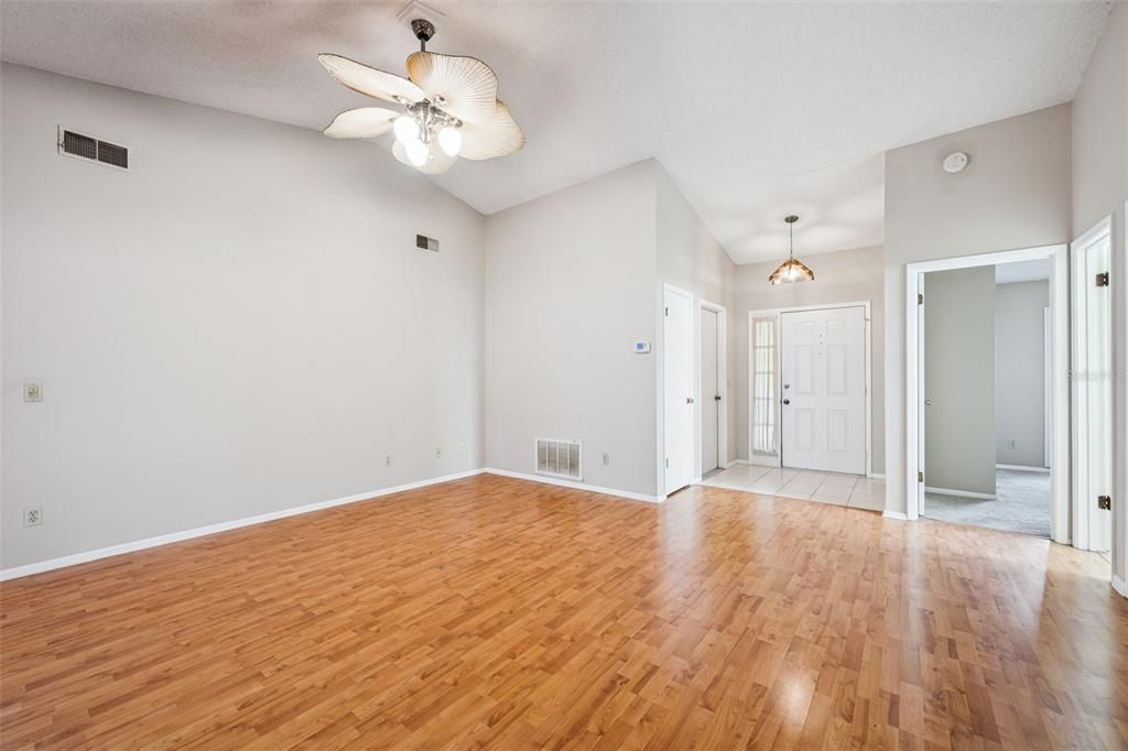 En Venta: $350,000 (2 camas, 2 baños, 1091 Pies cuadrados)