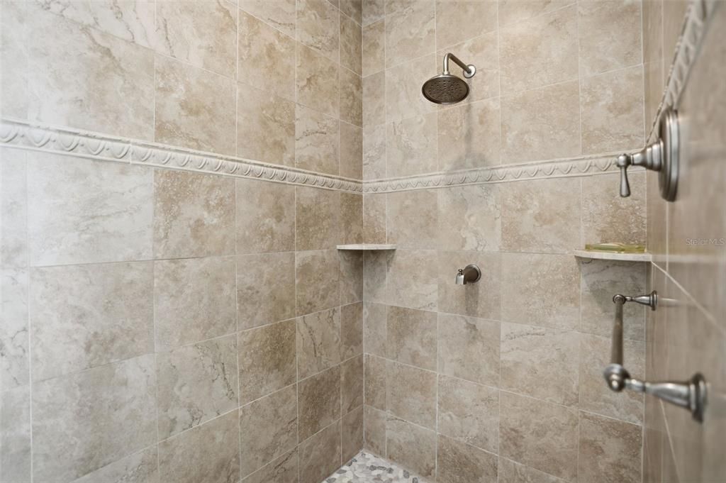 En Venta: $1,200,000 (4 camas, 2 baños, 3086 Pies cuadrados)