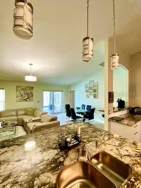 En Venta: $495,000 (4 camas, 2 baños, 2000 Pies cuadrados)