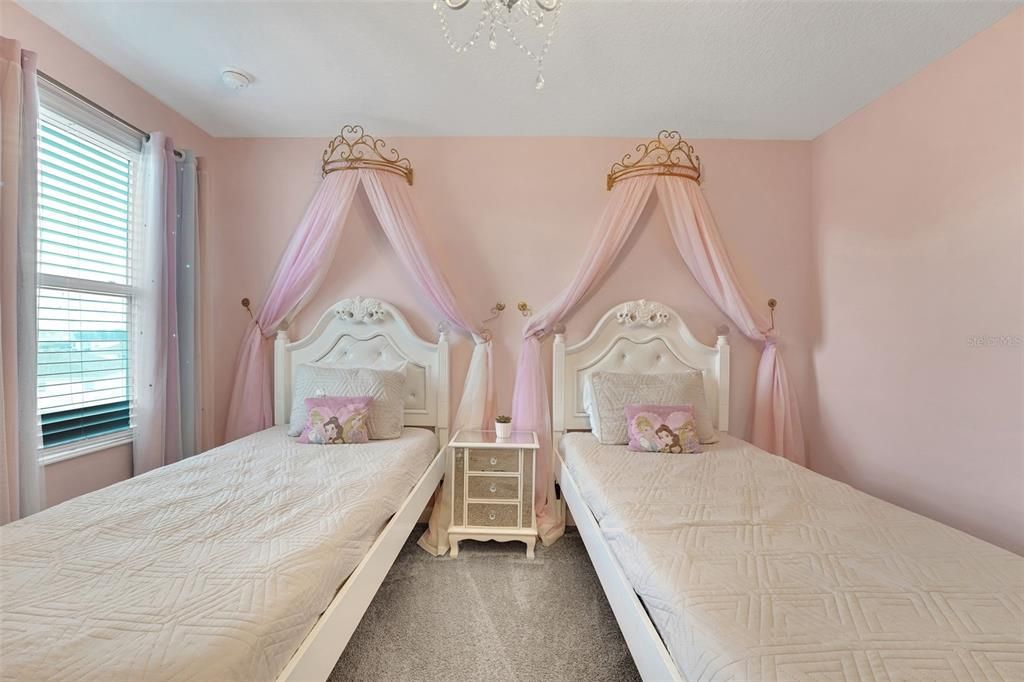 待售: $798,000 (8 贝兹, 5 浴室, 4370 平方英尺)