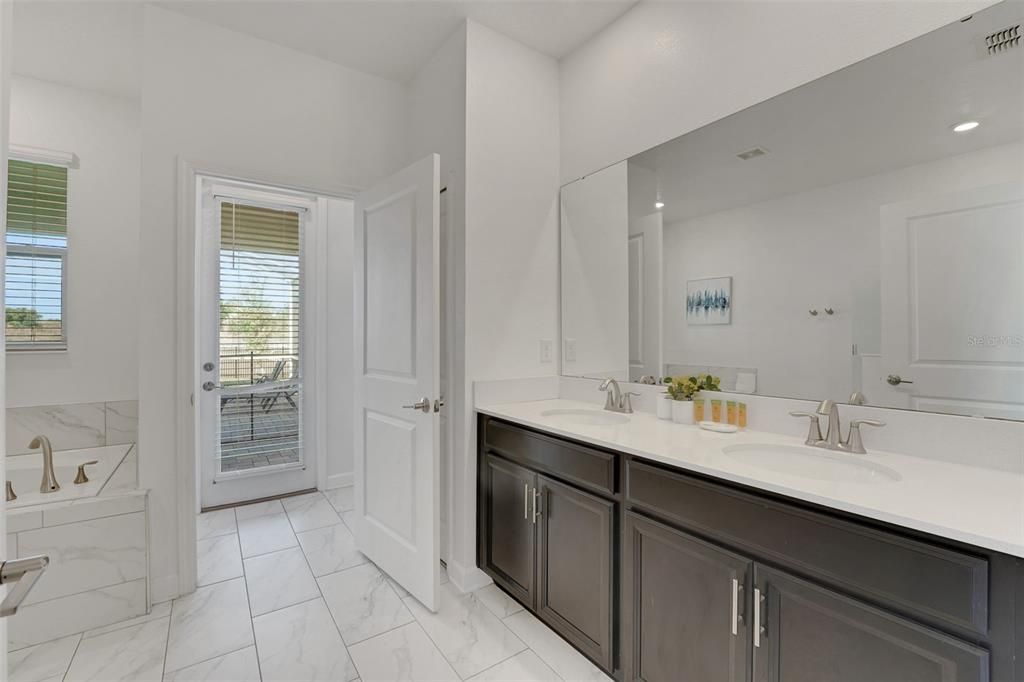 待售: $798,000 (8 贝兹, 5 浴室, 4370 平方英尺)