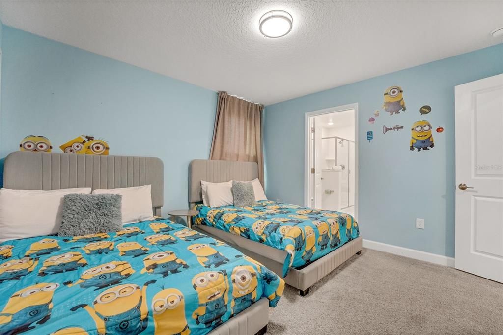 待售: $798,000 (8 贝兹, 5 浴室, 4370 平方英尺)