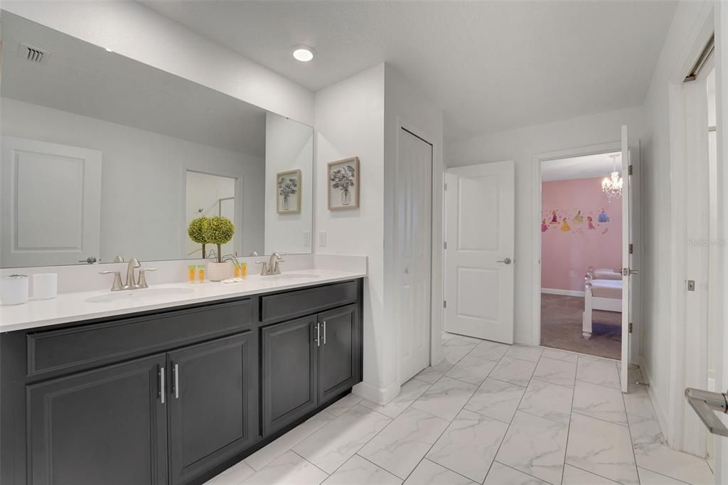 待售: $798,000 (8 贝兹, 5 浴室, 4370 平方英尺)