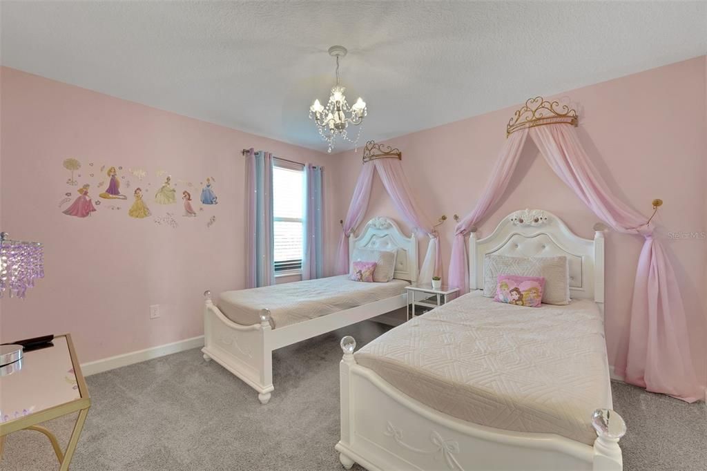 待售: $798,000 (8 贝兹, 5 浴室, 4370 平方英尺)