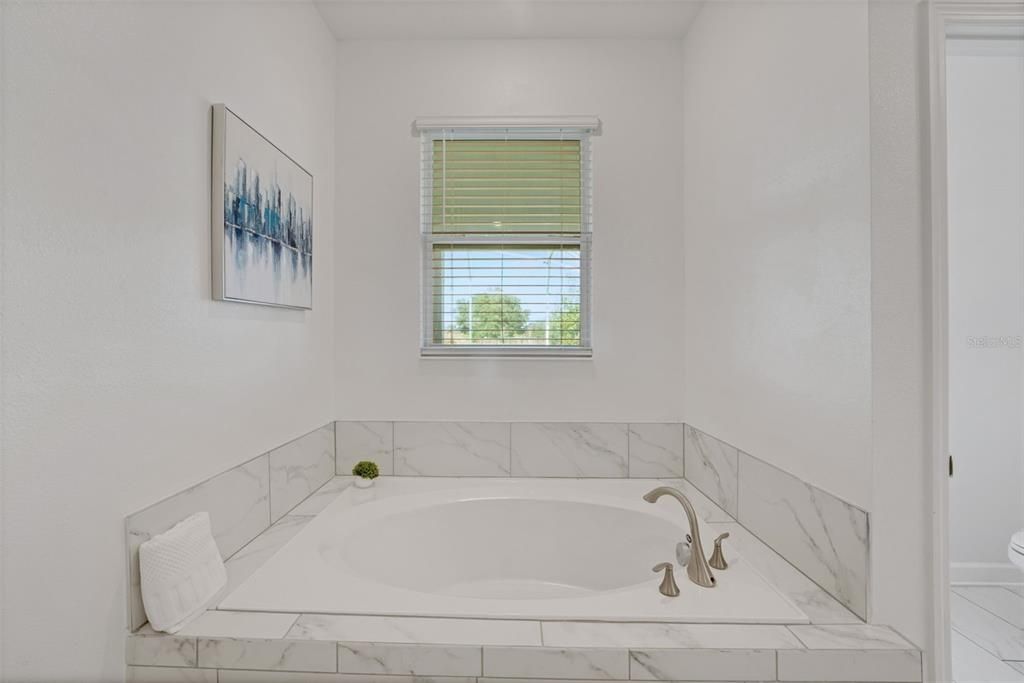 待售: $798,000 (8 贝兹, 5 浴室, 4370 平方英尺)